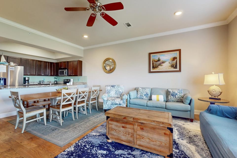 Beautiful Third-floor Condo with Private Balcony Shared Pool & Hot Tub Central AC House in Miramar Beach