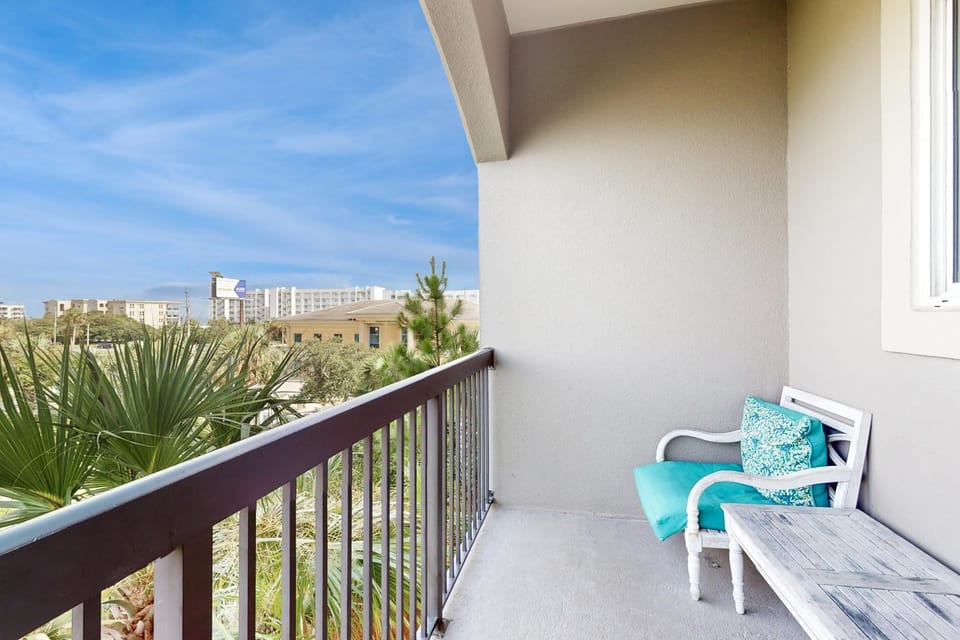 Beautiful Third-floor Condo with Private Balcony Shared Pool & Hot Tub Central AC House in Miramar Beach