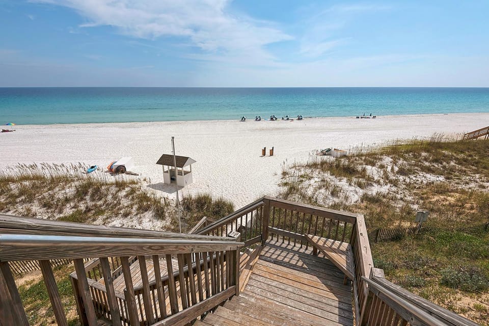Ocean view condo with high-speed WiFi balcony shared pool & beach access House in Miramar Beach