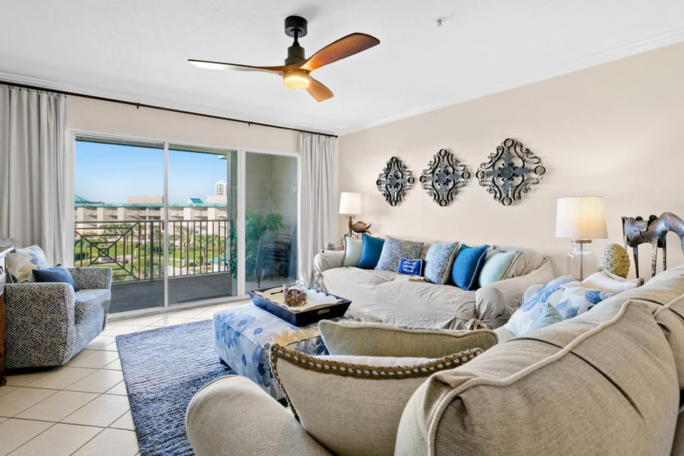 Ocean view condo with high-speed WiFi balcony shared pool & beach access House in Miramar Beach