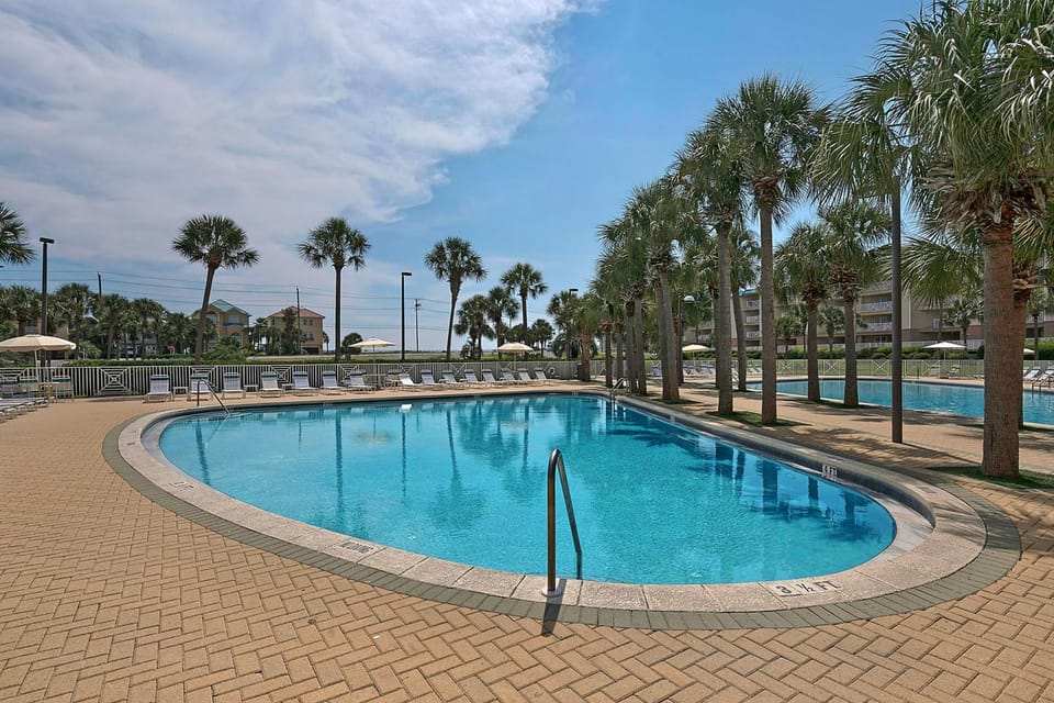 Ocean view condo with high-speed WiFi balcony shared pool & beach access House in Miramar Beach