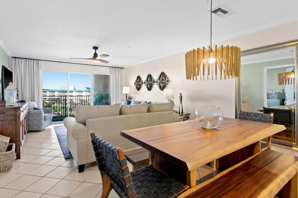 Ocean view condo with high-speed WiFi balcony shared pool & beach access House in Miramar Beach
