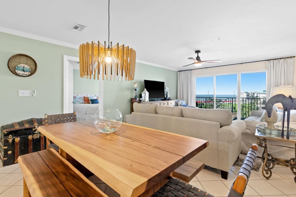 Ocean view condo with high-speed WiFi balcony shared pool & beach access House in Miramar Beach