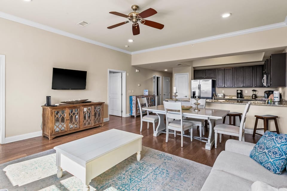 Gulfside condo with wifi private balcony central ac W&D pool and hot tub House in Miramar Beach