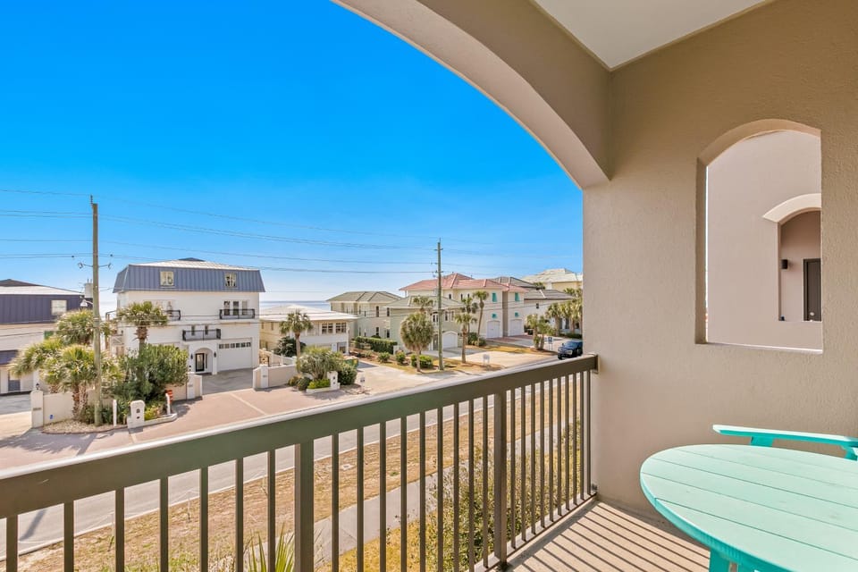 Gulfside condo with wifi private balcony central ac W&D pool and hot tub House in Miramar Beach