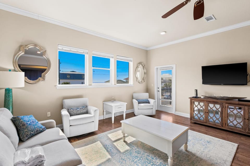 Gulfside condo with wifi private balcony central ac W&D pool and hot tub House in Miramar Beach