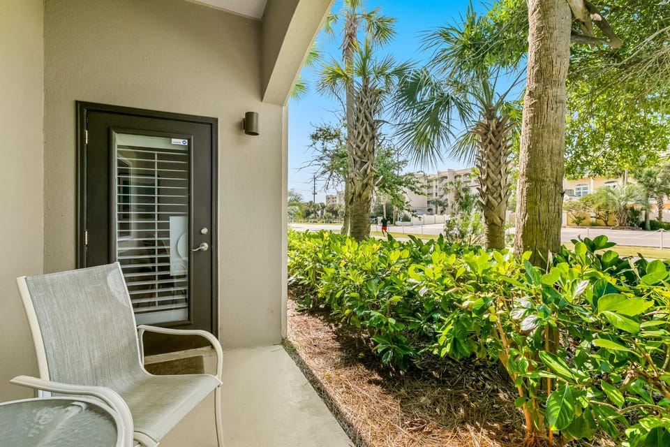 Modern ground-floor condo with patio WiFi W&D pool & hot tub - snowbirds OK House in Miramar Beach
