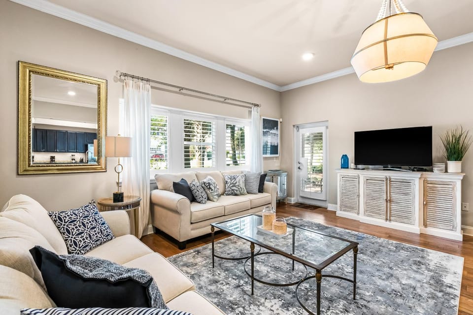 Modern ground-floor condo with patio WiFi W&D pool & hot tub - snowbirds OK House in Miramar Beach