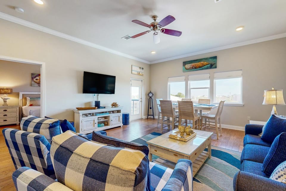 Gated-entry condo near the beach with pool hot tub & private balcony House in Miramar Beach