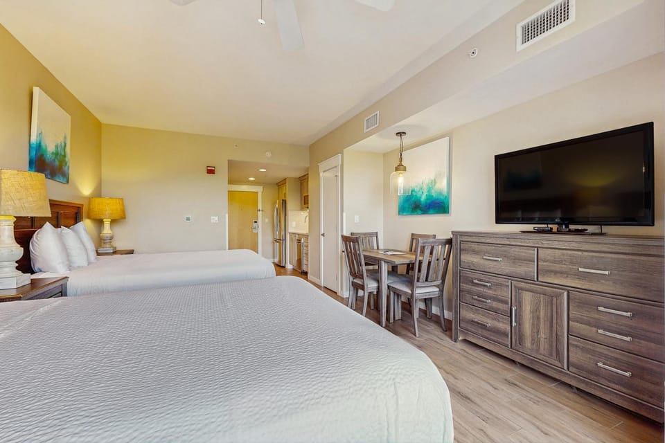 Renovated studio with pool hot tub full sized fridge and 2 burner stovetop Apartment in Miramar Beach