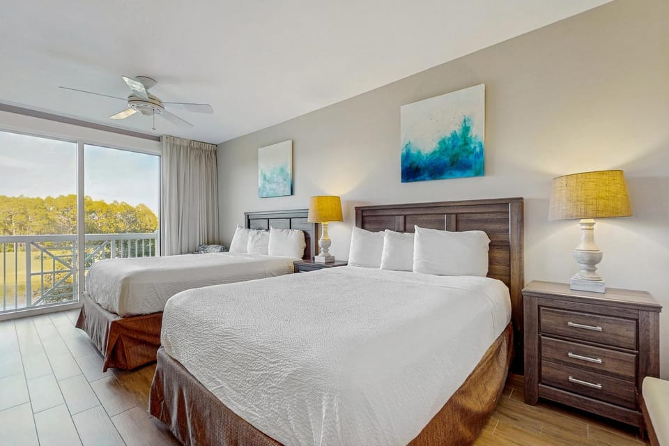 Renovated studio with pool hot tub full sized fridge and 2 burner stovetop Apartment in Miramar Beach