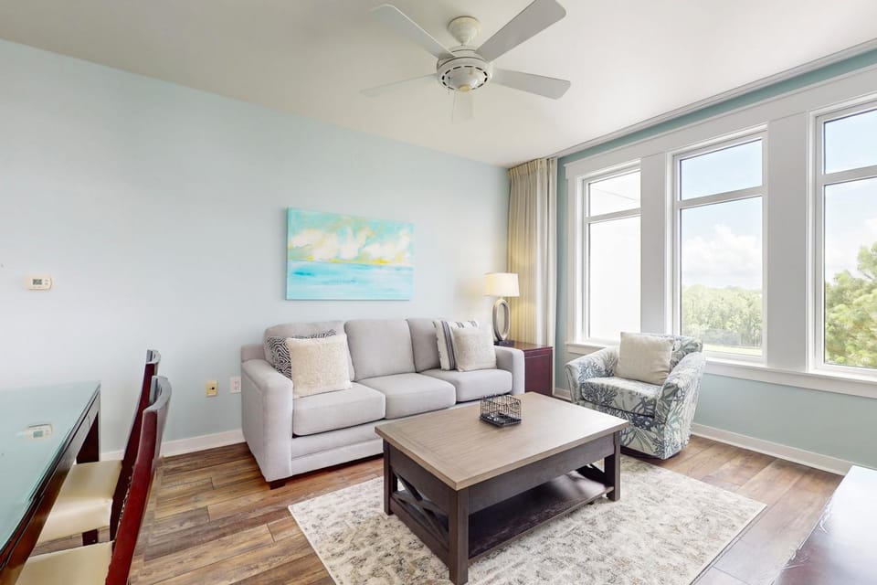 Golf-course & water-view condo with central AC shared pool hot tub House in Miramar Beach