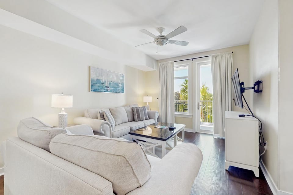 Lovely condo with pool nearby golf fitness area hot tub & central AC House in Miramar Beach