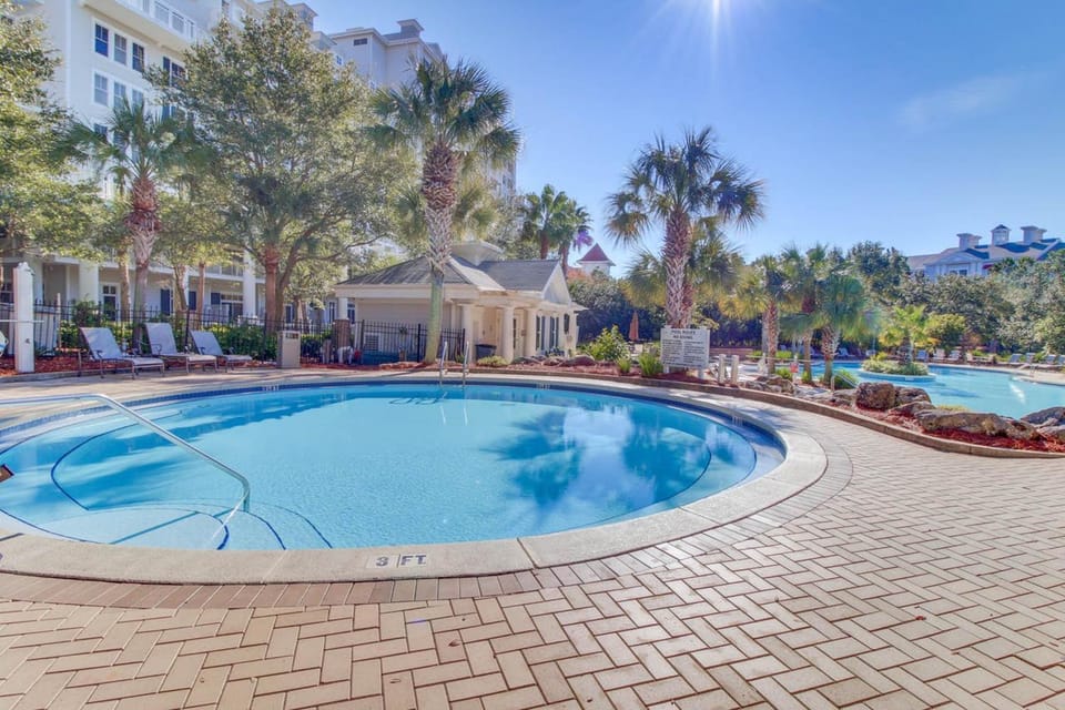 Stylish suite with a shared pool hot tub and golf course bay views House in Miramar Beach