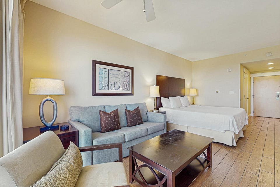 Stylish suite with a shared pool hot tub and golf course bay views Apartment in Miramar Beach
