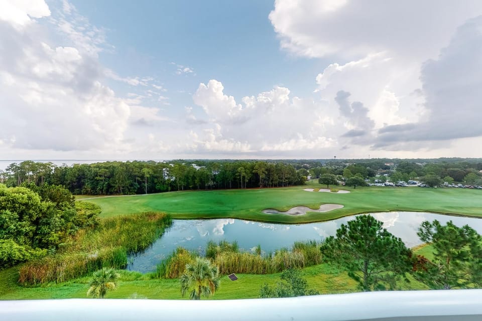 Ideal getaway near the beach & golf with shared pool central AC House in Miramar Beach