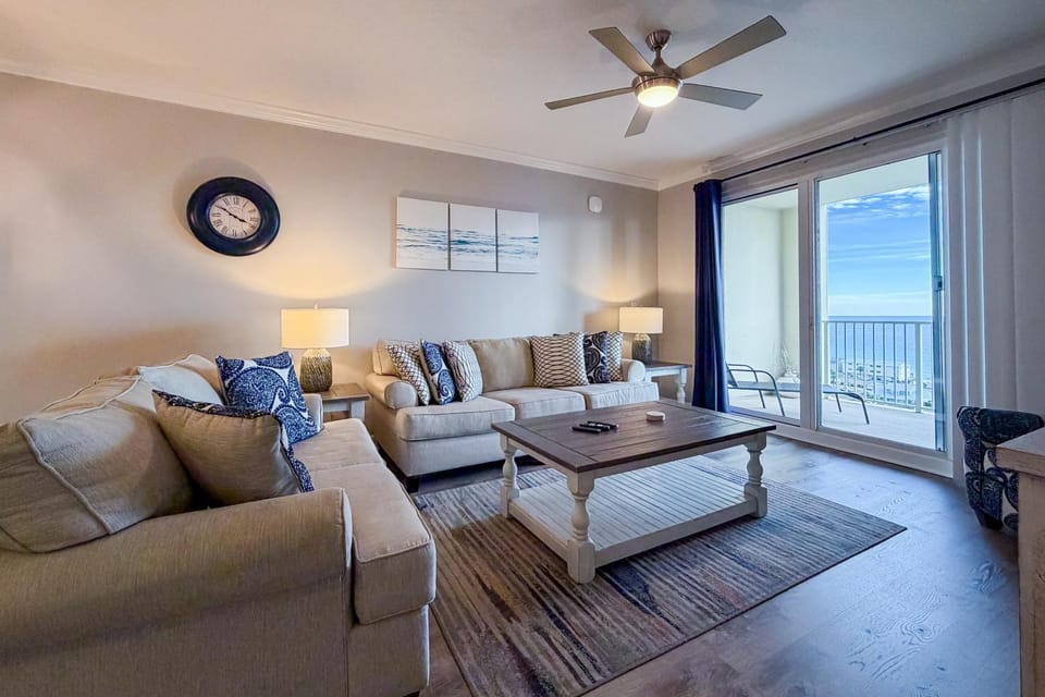 Gorgeous beachview condo with shared pool shopping & beach access House in Miramar Beach