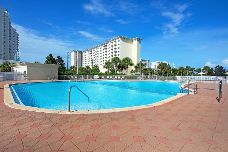Gorgeous beachview condo with shared pool shopping & beach access House in Miramar Beach