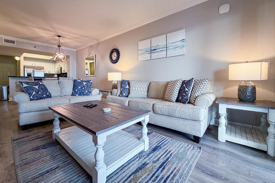 Gorgeous beachview condo with shared pool shopping & beach access House in Miramar Beach