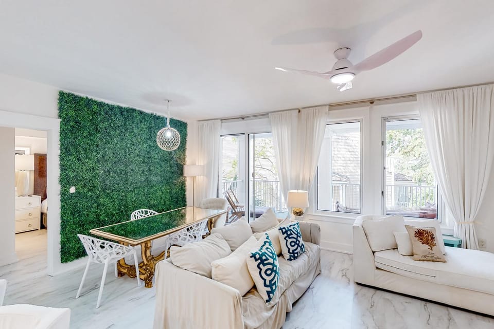 Baytowne Wharf combo with a full kitchen plus pool hot tub & gym House in Miramar Beach