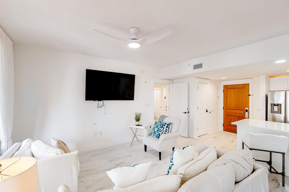 Baytowne Wharf combo with a full kitchen plus pool hot tub & gym House in Miramar Beach