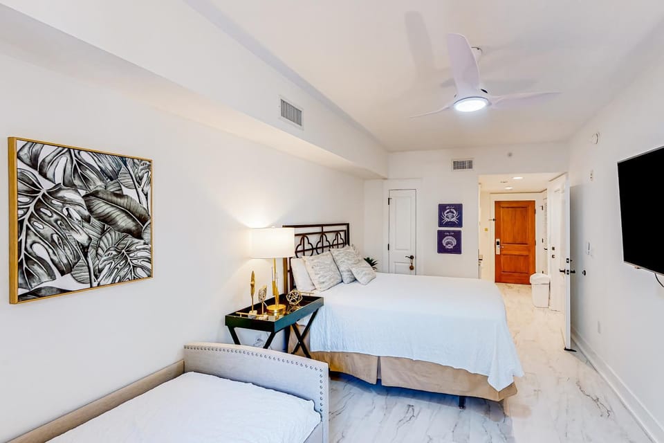 Baytowne Wharf studio with a kitchenette plus pool hot tub & fitness room Apartment in Miramar Beach