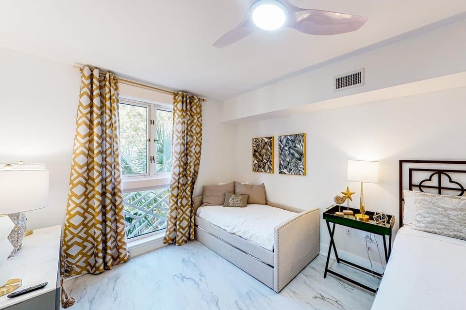 Baytowne Wharf studio with a kitchenette plus pool hot tub & fitness room Apartment in Miramar Beach