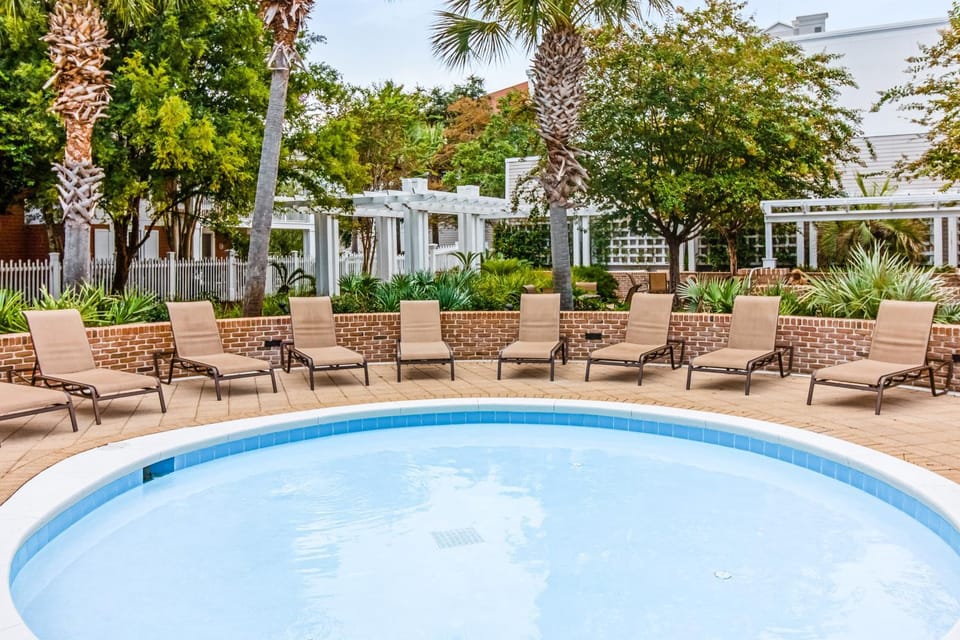 Baytowne Wharf studio with a kitchenette plus pool hot tub & fitness room Apartment in Miramar Beach