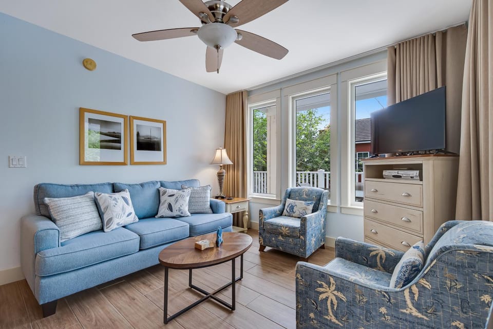 Beautiful condo with shared pool & hot tub private W&D - near the beach House in Miramar Beach