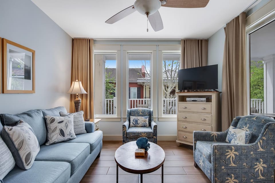 Beautiful condo with shared pool & hot tub private W&D - near the beach House in Miramar Beach