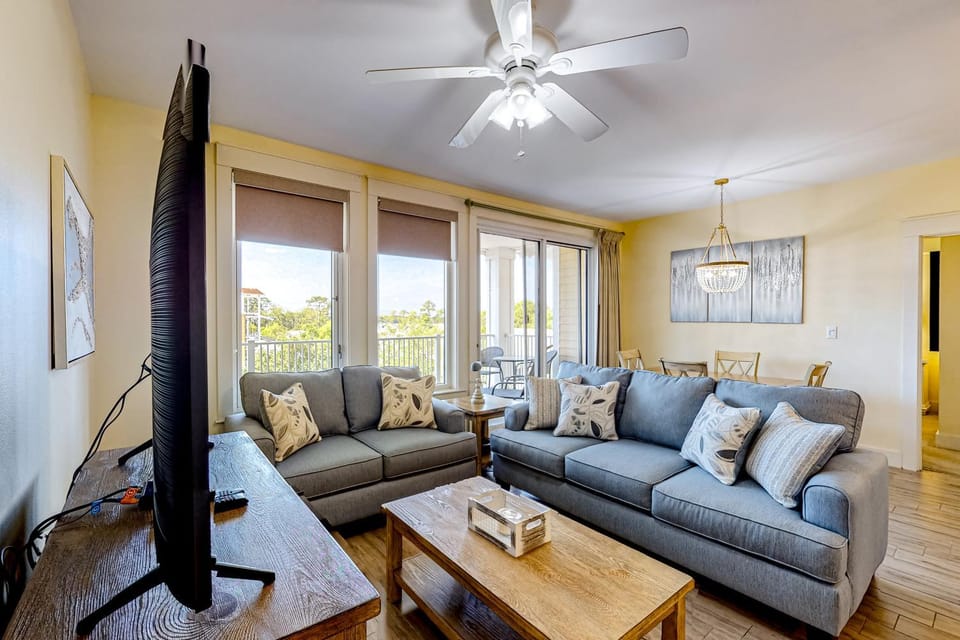 Delightful condo with pools hot tub tennis court grilling area House in Miramar Beach