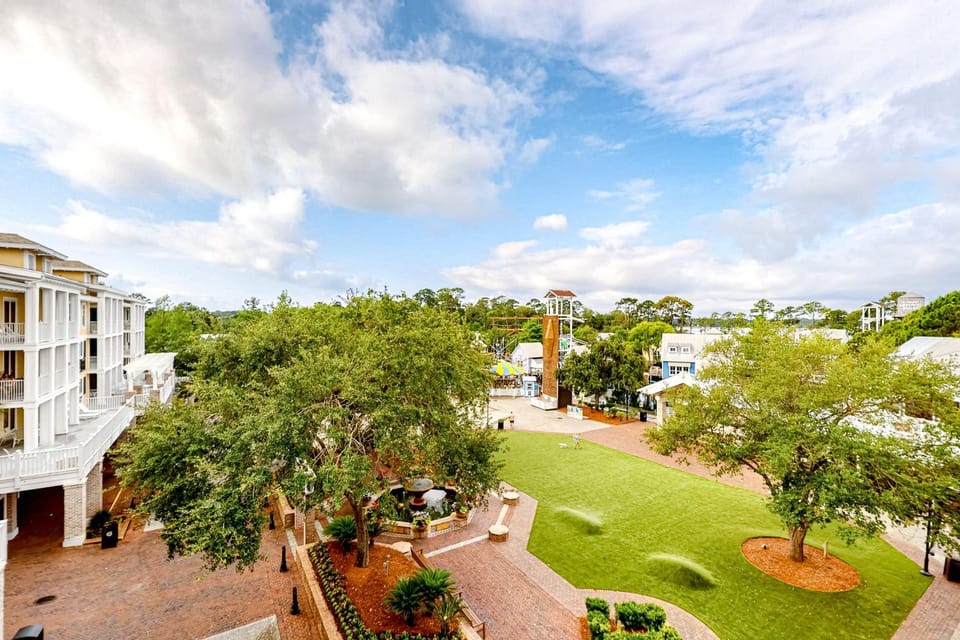 Sunny condo with pools hot tub tennis court grilling area balcony House in Miramar Beach