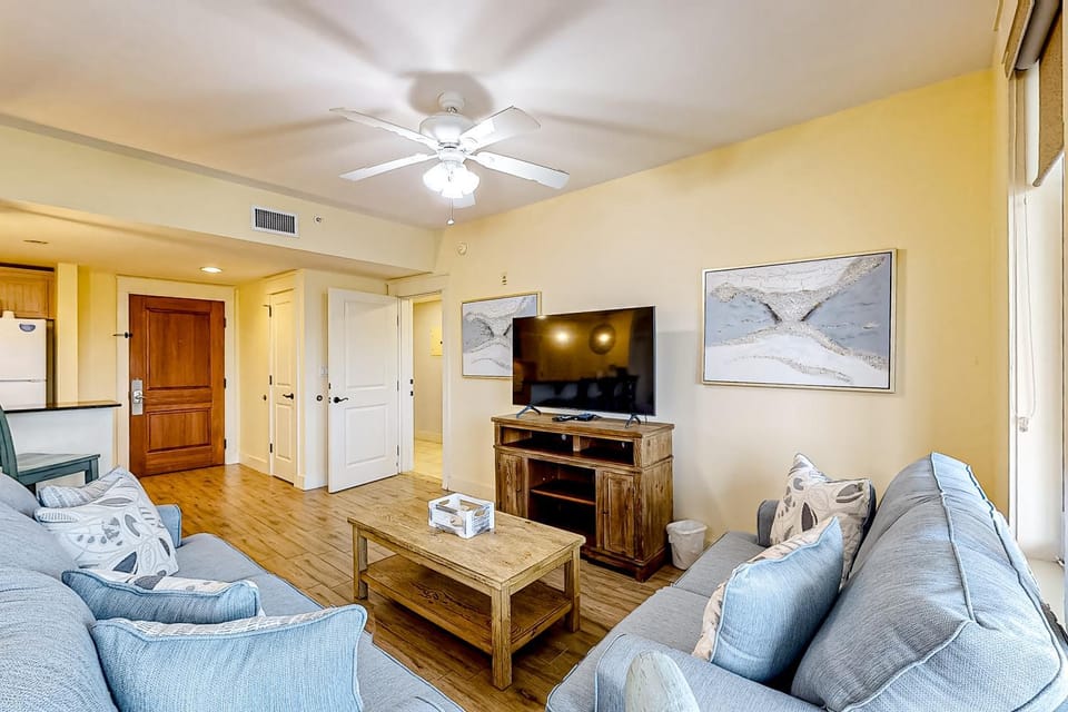 Sunny condo with pools hot tub tennis court grilling area balcony House in Miramar Beach