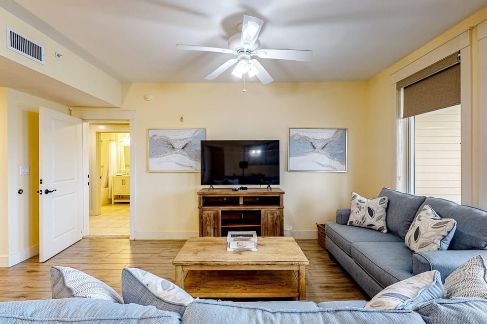 Sunny condo with pools hot tub tennis court grilling area balcony House in Miramar Beach