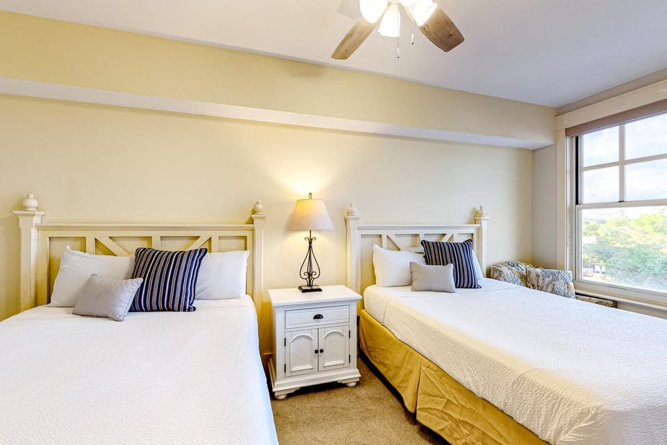 Bright & cozy coastal condo with shared pools hot tubs fast WiFi & central AC Apartment in Miramar Beach