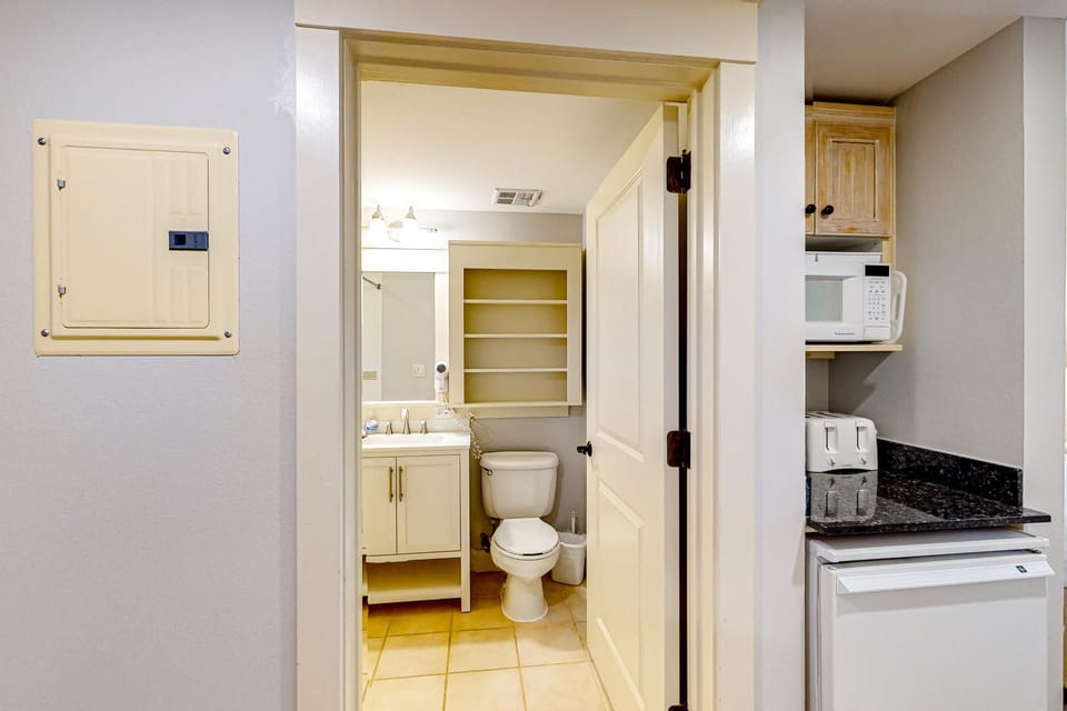Bright & cozy coastal condo with shared pools hot tubs fast WiFi & central AC Apartment in Miramar Beach