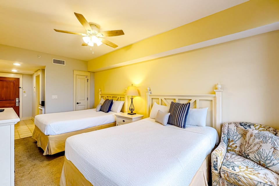 Bright & cozy coastal condo with shared pools hot tubs fast WiFi & central AC Apartment in Miramar Beach