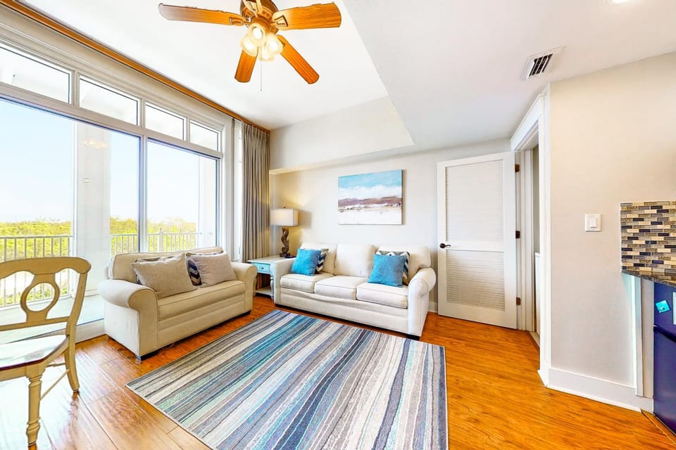 Fourth-floor studio with shared pool fast WiFi washer&dryer & central AC Apartment in Miramar Beach