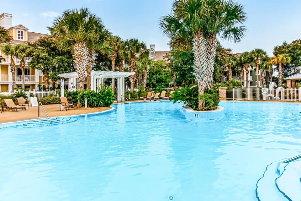 Fourth-floor studio with shared pool fast WiFi washer&dryer & central AC Apartment in Miramar Beach