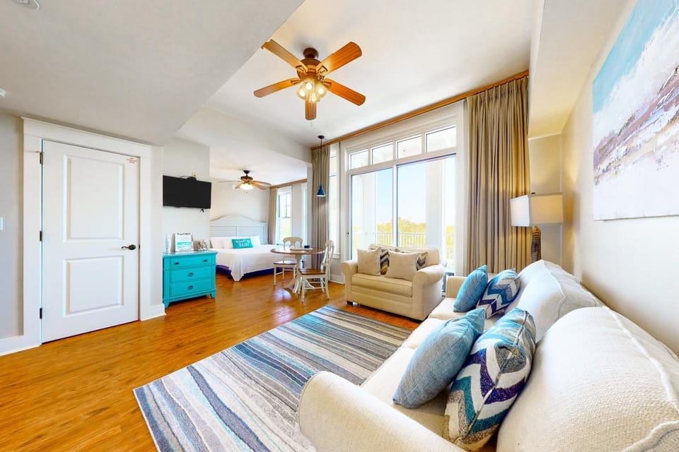 Fourth-floor studio with shared pool fast WiFi washer&dryer & central AC Apartment in Miramar Beach