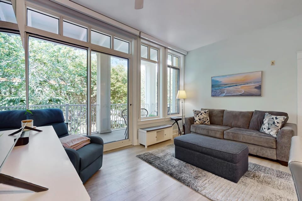Open and attractive condo near beach with shared pool & hot tub House in Miramar Beach