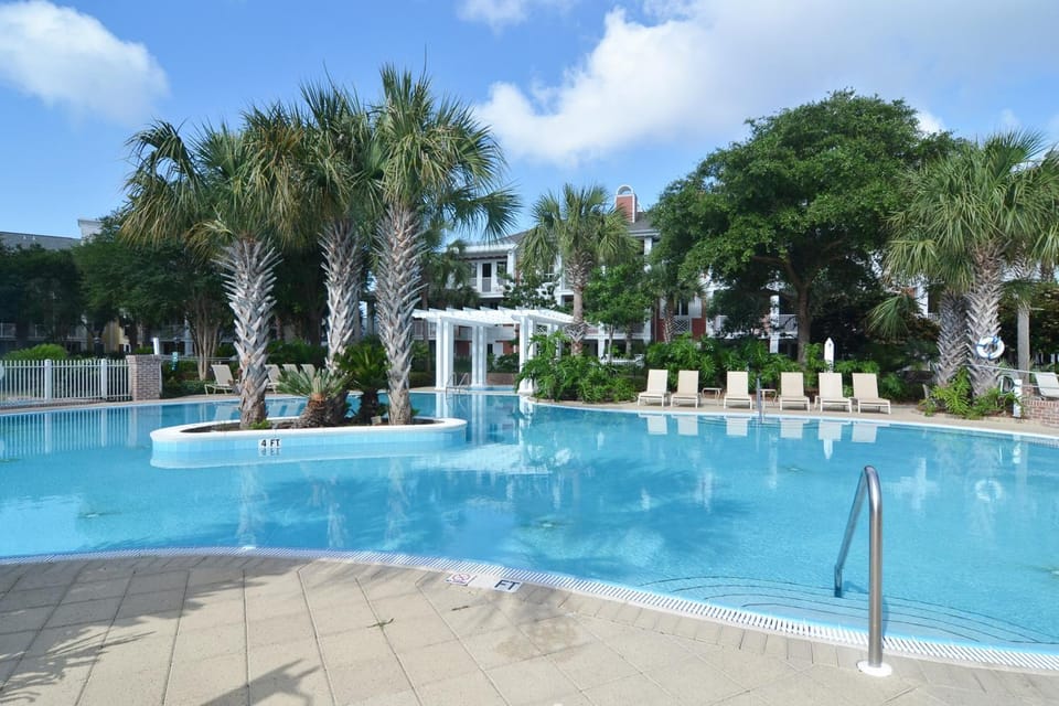 Open and attractive condo near beach with shared pool & hot tub House in Miramar Beach