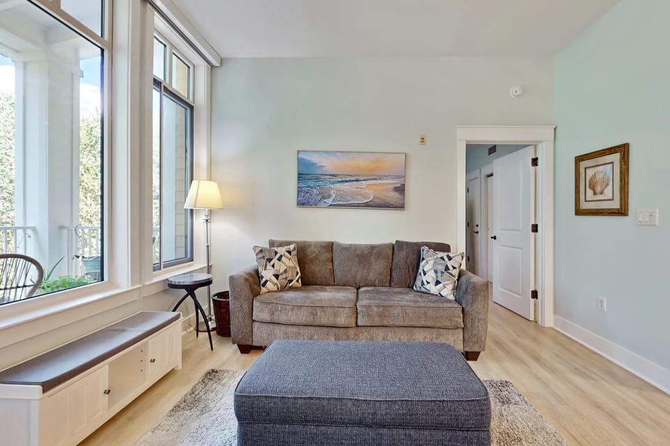 Open and attractive condo near beach with shared pool & hot tub House in Miramar Beach