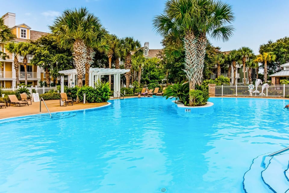 Corner units in a great location with a W&D pool hot tub spa access & AC House in Miramar Beach