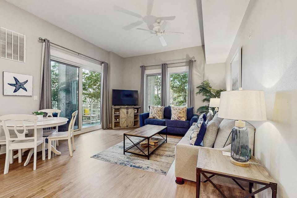 Corner units in a great location with a W&D pool hot tub spa access & AC House in Miramar Beach
