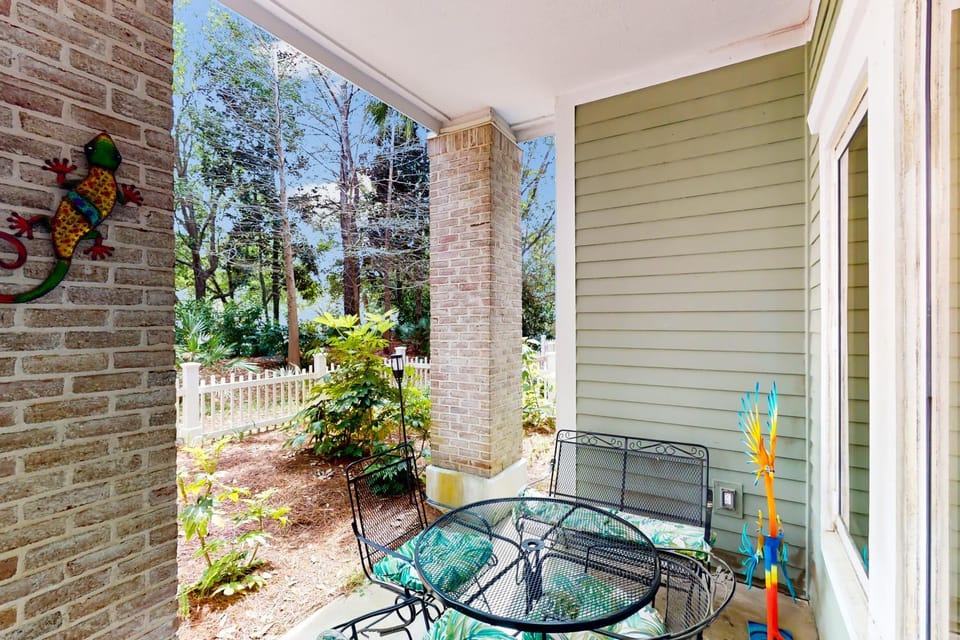Ground-floor condo with patio central AC shared pool & tennis House in Miramar Beach