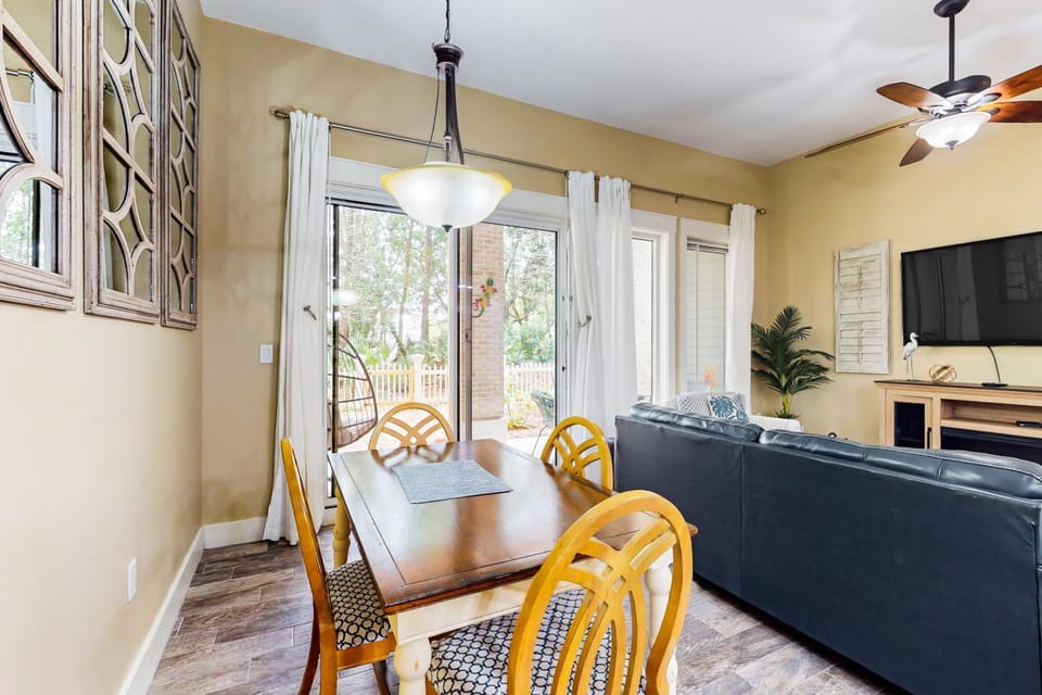 Ground-floor condo with patio central AC shared pool & tennis House in Miramar Beach