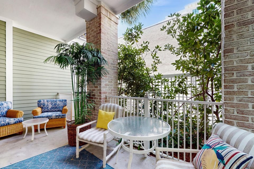 First-floor condo with a kitchen patio pool hot tub grill & spa access House in Miramar Beach