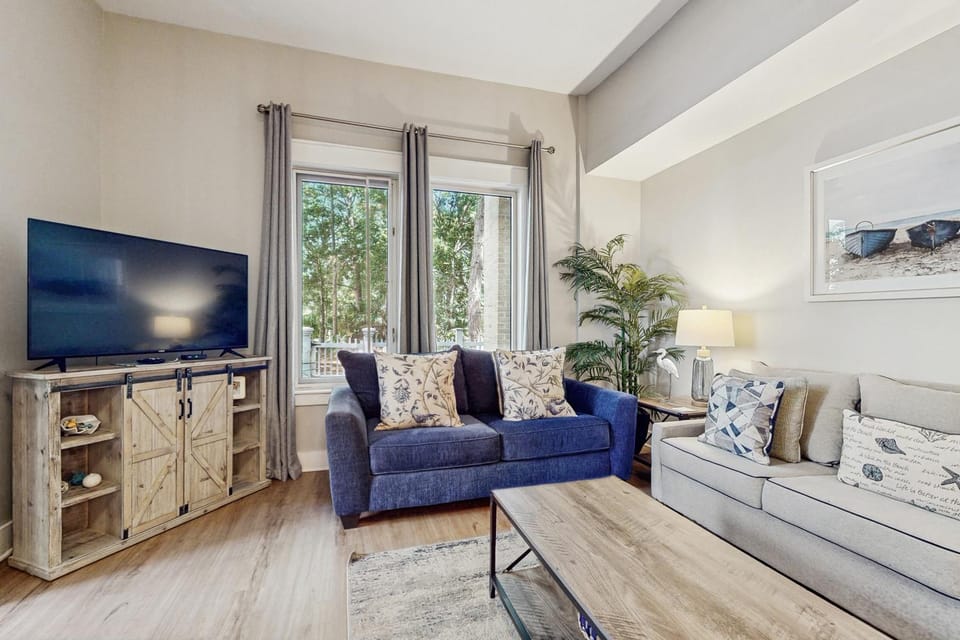 First-floor condo with a kitchen patio pool hot tub grill & spa access House in Miramar Beach
