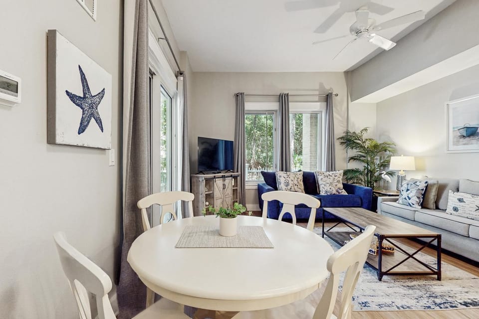 First-floor condo with a kitchen patio pool hot tub grill & spa access House in Miramar Beach